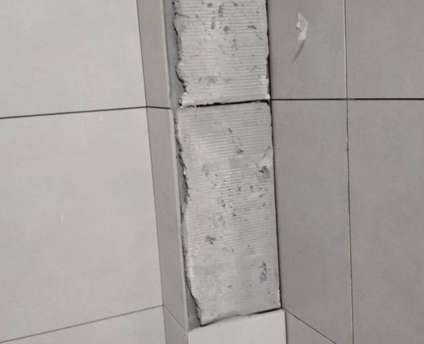 台儿庄瓷砖空鼓维修公司分享下瓷砖施工前基层浇水润湿程度不足，可能导致以下问题